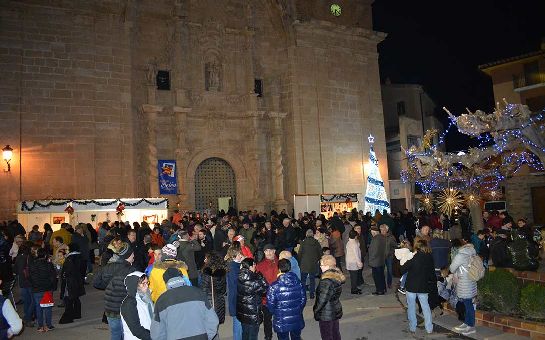 Afluencia masiva en el encendido de este viernes, tras una jornada de convivencia./I.M.