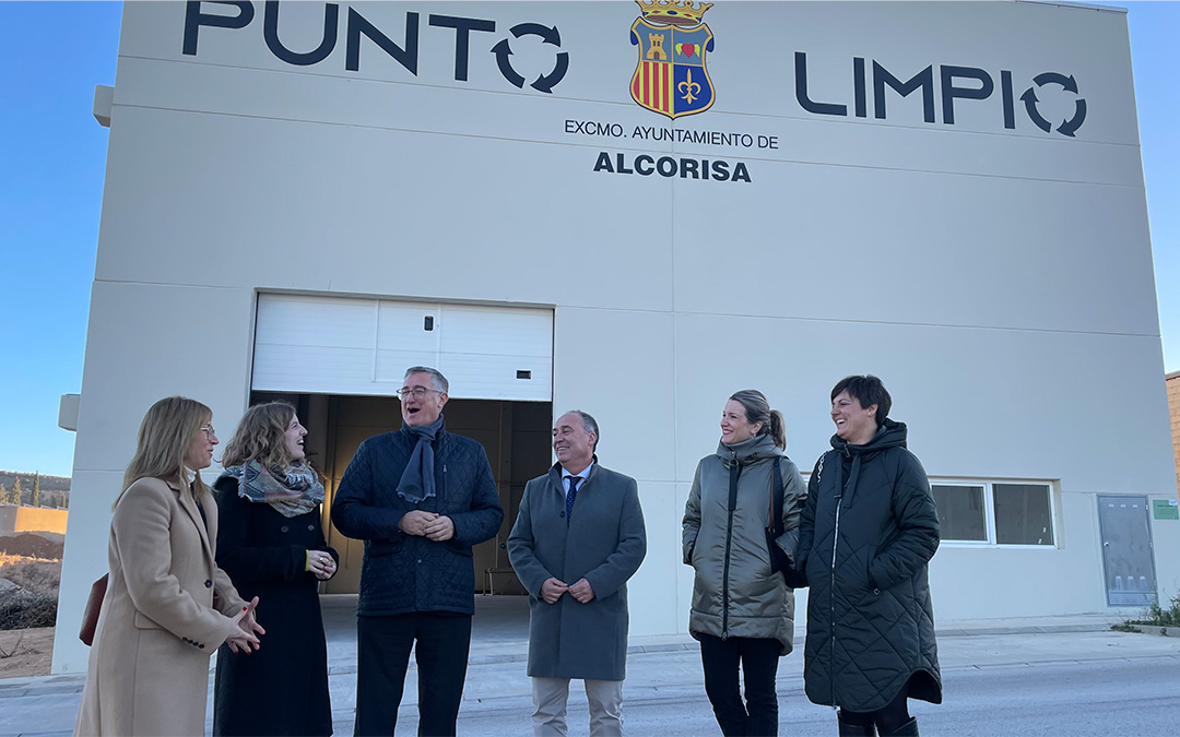 En el centro, el consejero Manuel Blasco junto al alcalde de Alcorisa, Miguel Iranzo, el lunes en una visita institucional al punto limpio móvil ubicado en el polígono El Royal./ María Celiméndiz