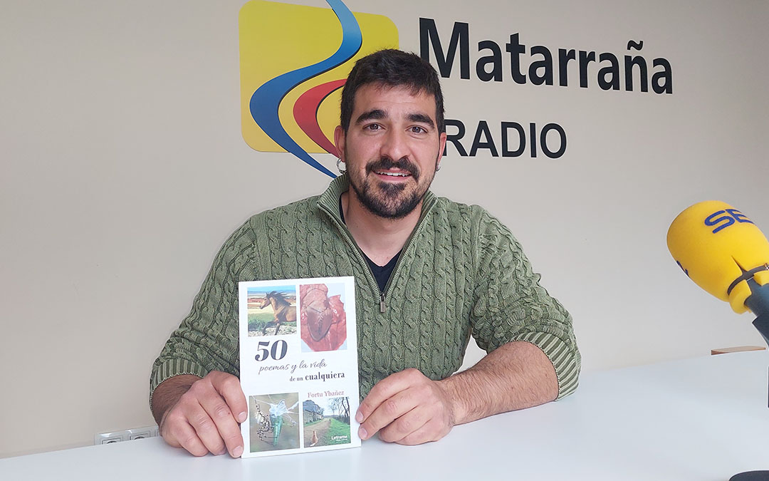 Alberto Fortuño junto con su primer poemario '50 poemas y la vida de un cualquiera'./ J.L.