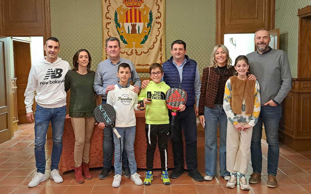Salafranca y Martínez, junto a familiares y el alcalde y concejal de deportes, en el Ayuntamiento de Alcañiz. / Ayto Alcañiz