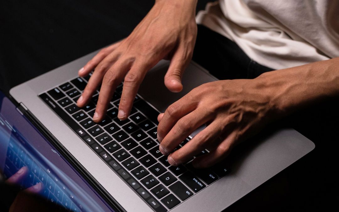 Imagen recurso de una persona empleando un ordenador./ Pexels-Pavel Danilyuk.