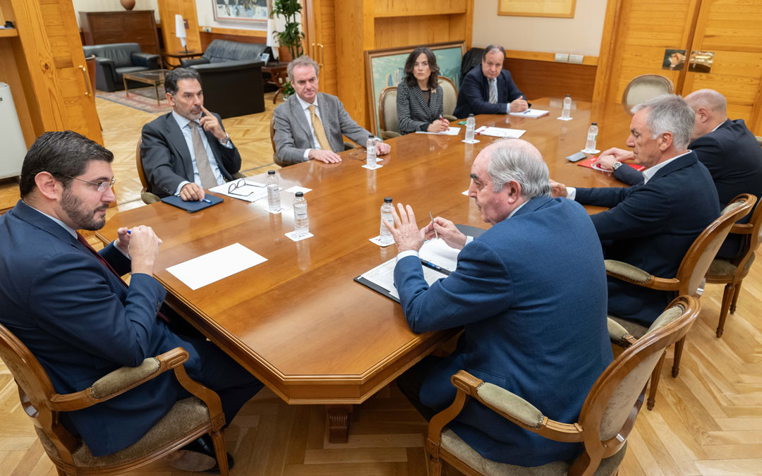 El vicepresidente Nolasco junto a los representantes de las Cámaras./ Fabián Simón