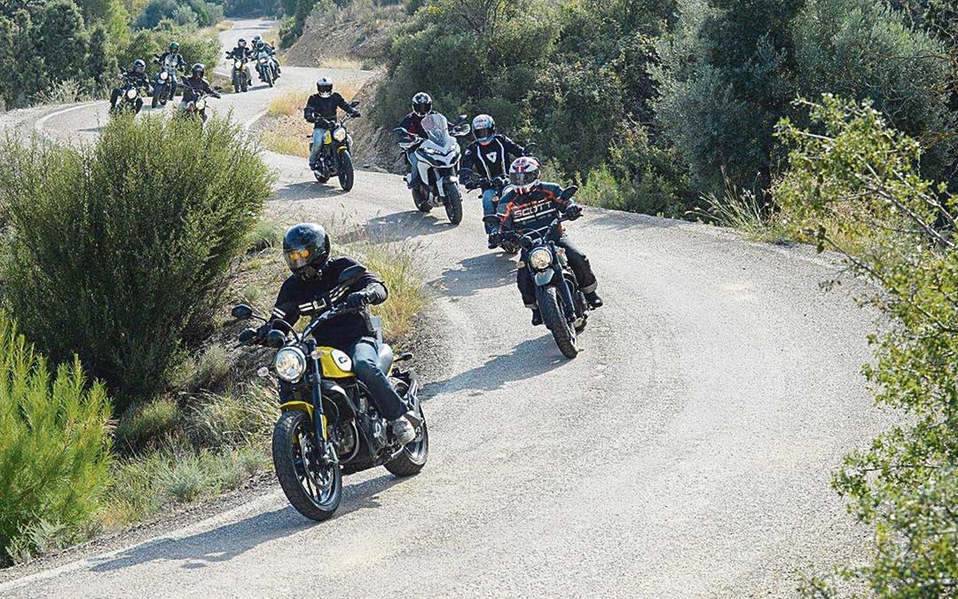 Moteros en una carretera secundaria./ La Comarca