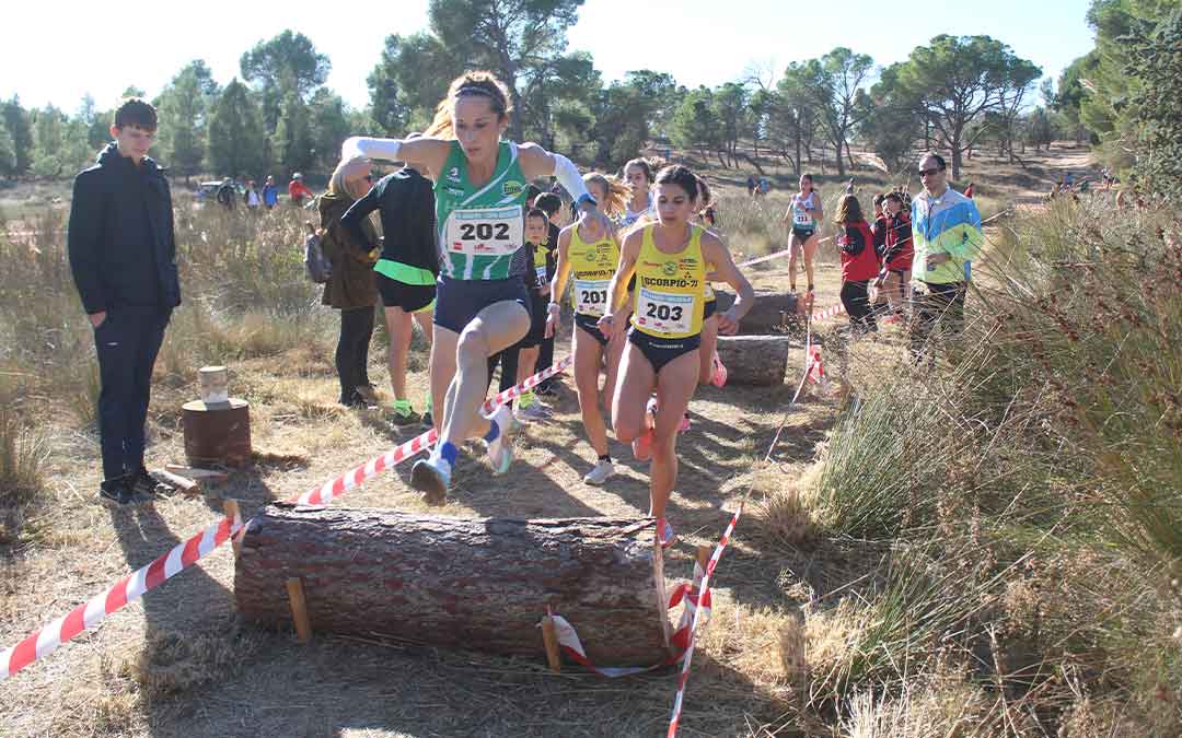 Paso por los troncos de la prueba femenina. / E.P.