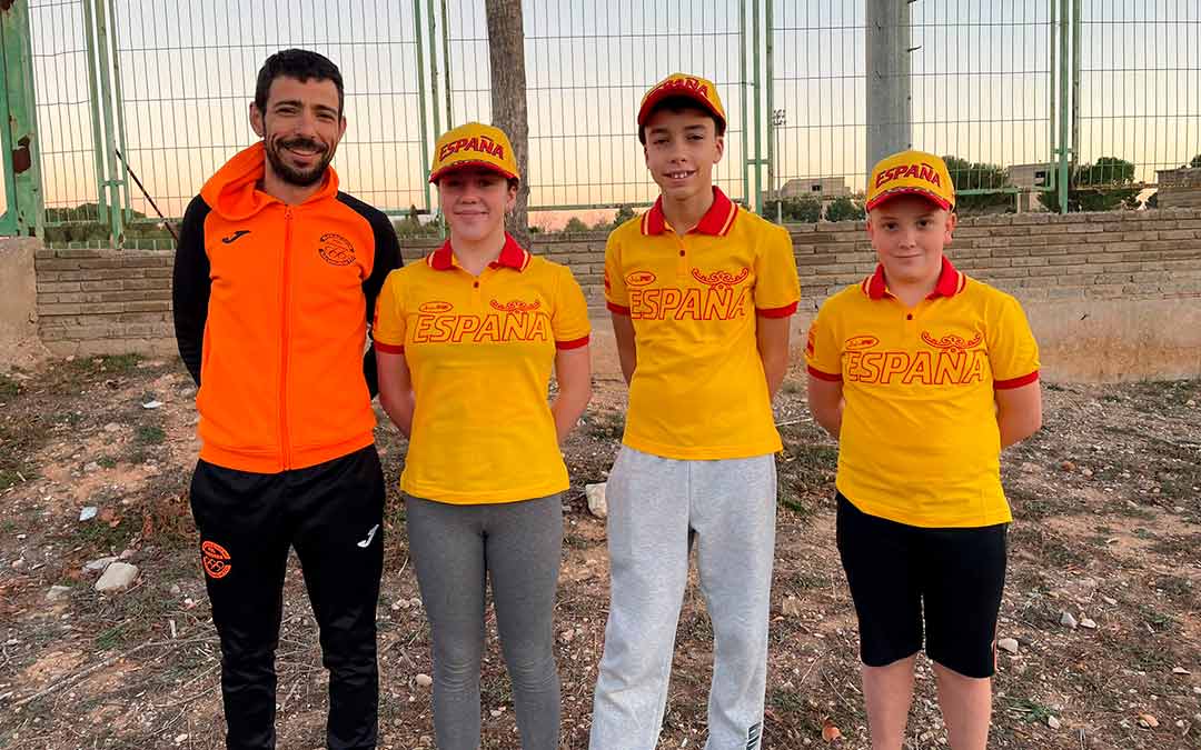 Roberto Ruiz, entrenador/técnico del club polideportivo Andorra de Salvamento y Socorrismo, junto a sus alumnos./Salvamento Andorra