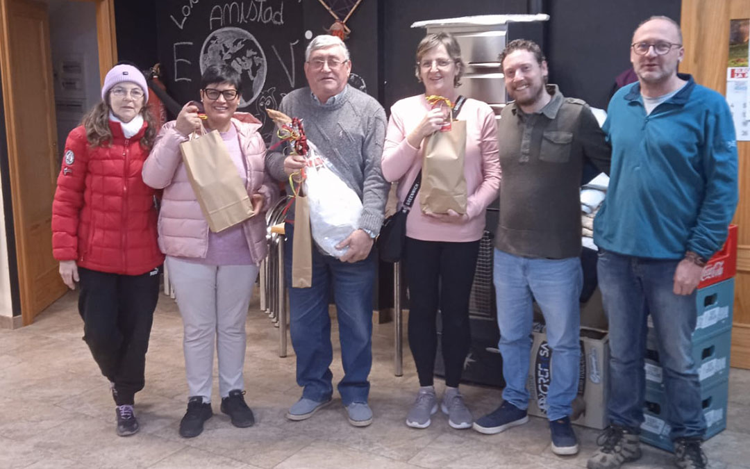 Foto de familia de los ganadores del concurso navideño de Torre de Arcas./ J.L.