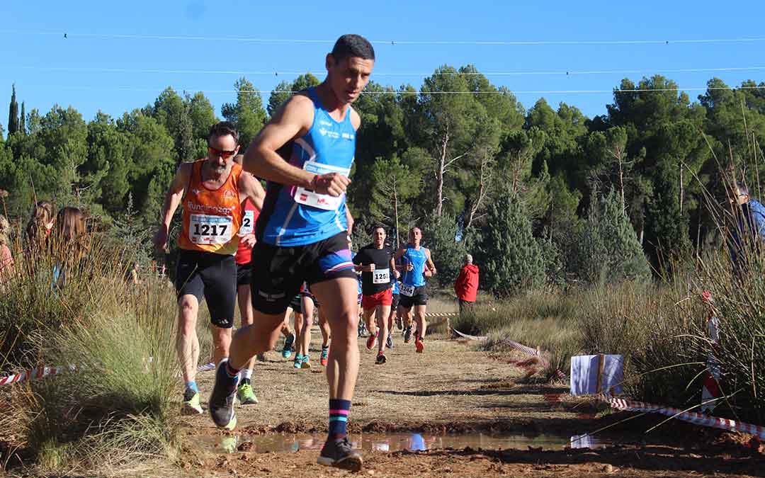 Paso por el charco de barro de una de las pruebas de este domingo en Alcañiz. / E.P.