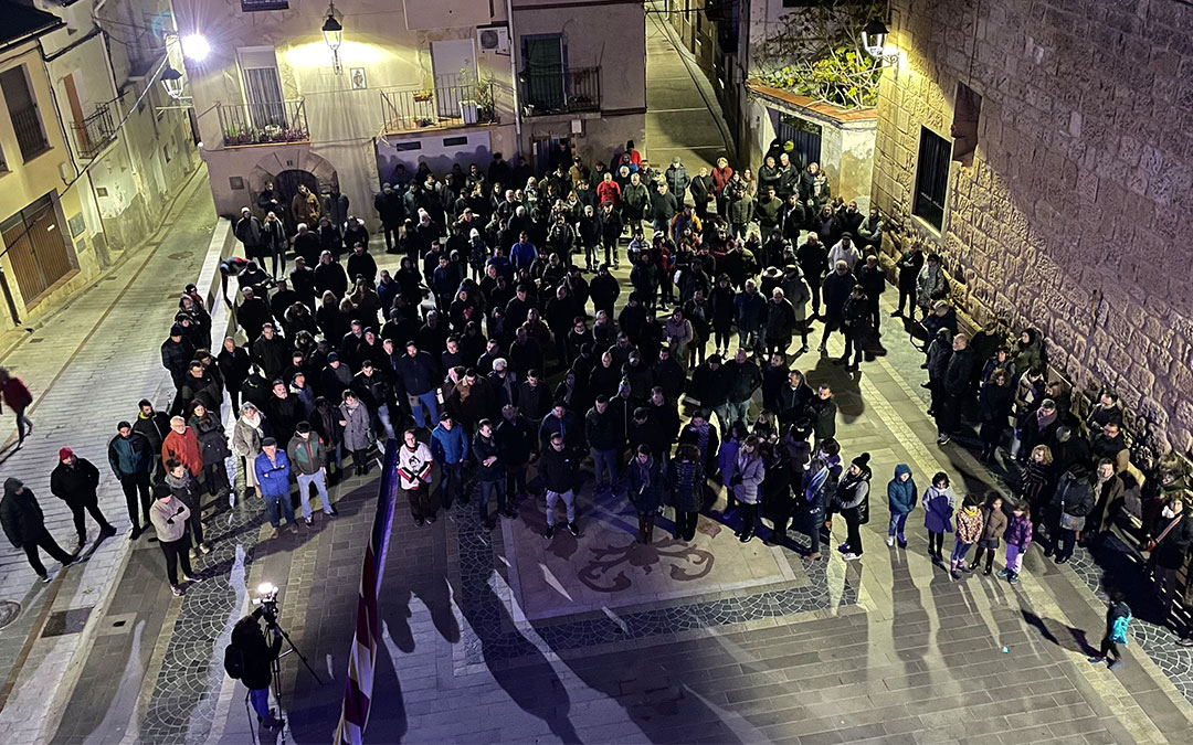 Casi 200 personas arroparon a los familiares y amigos de las víctimas del triple crimen de Andorra en la concentración silenciosa por el sexto aniversario convocada en la plaza del Ayuntamiento./ María Celiméndiz