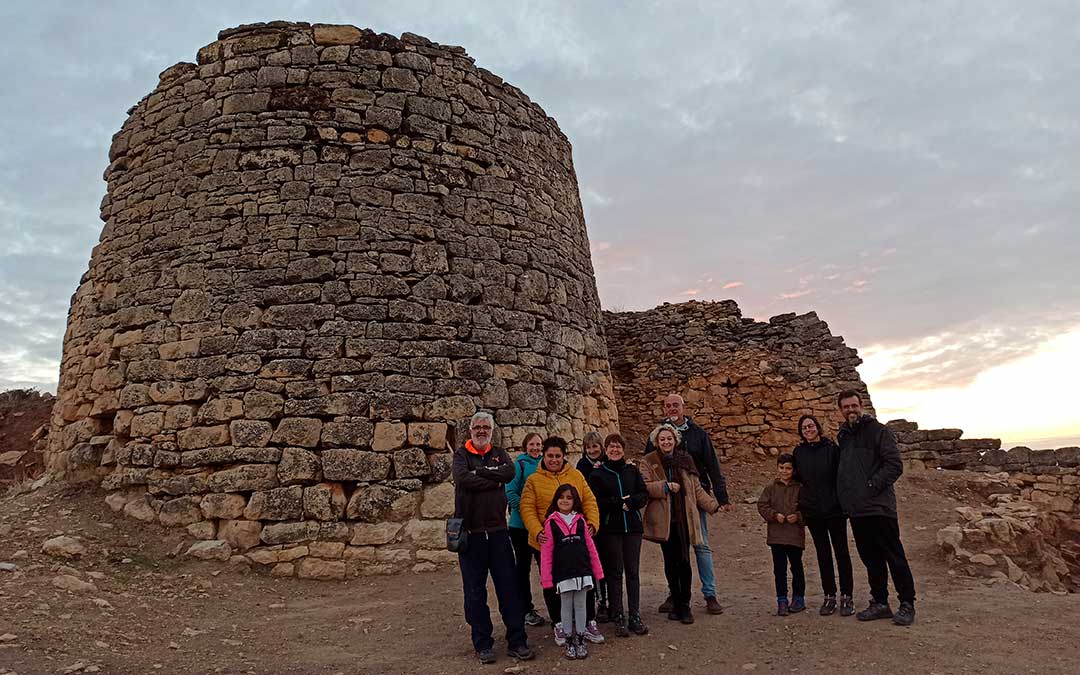 Vecinos y visitas en el poblado íbero de Oliete en una ruta guiada. / Turismo Andorra