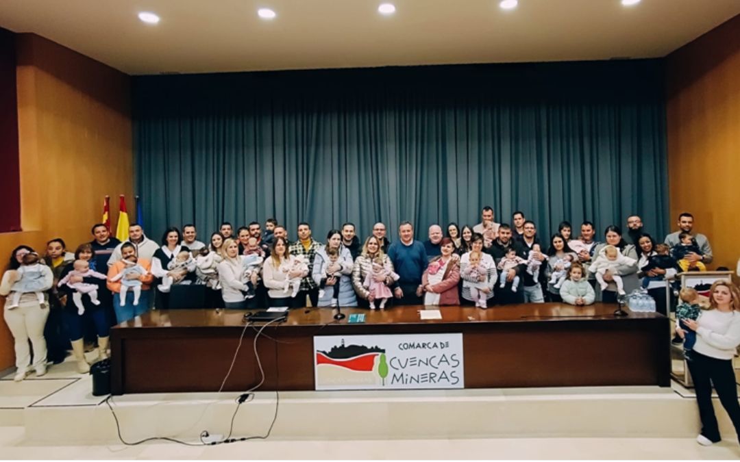 Foto de las 32 familias que el lunes recibieron el cheque bebé en la sede comarcal de las Cuencas Mineras./ L.C.
