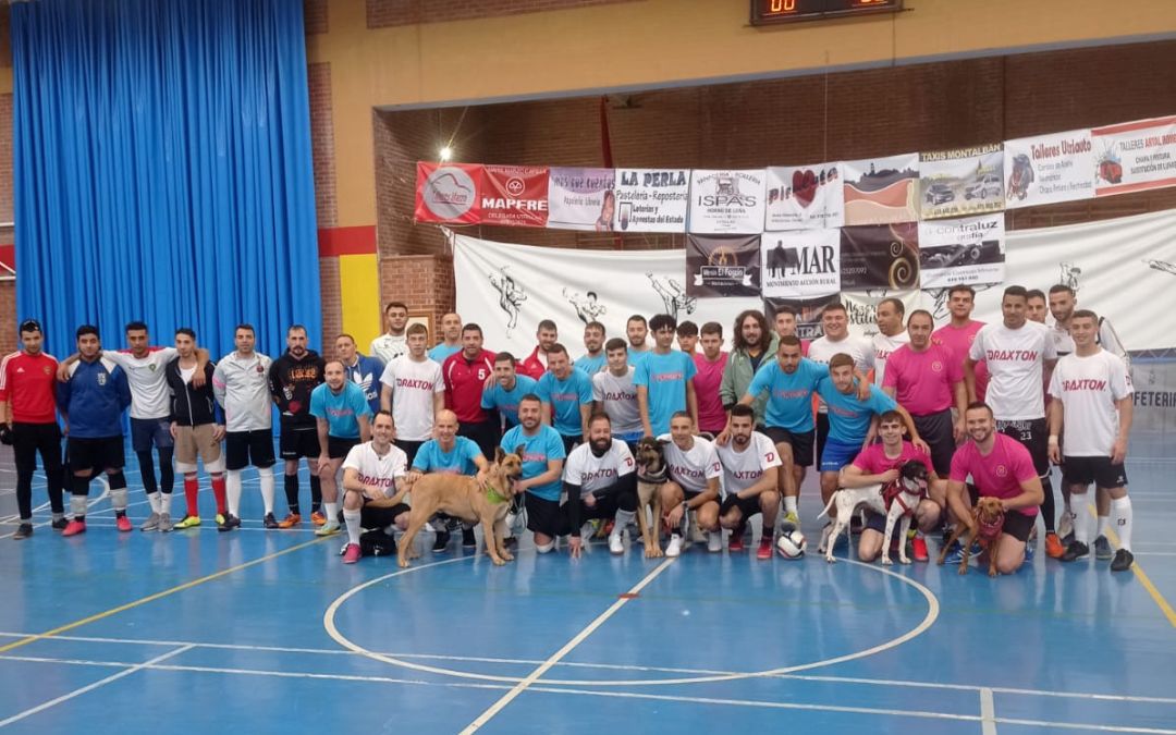 Participantes junto a algunos perros de la protectora de animales de Utrillas durante el torneo benéfico de este sábado./ APAU.