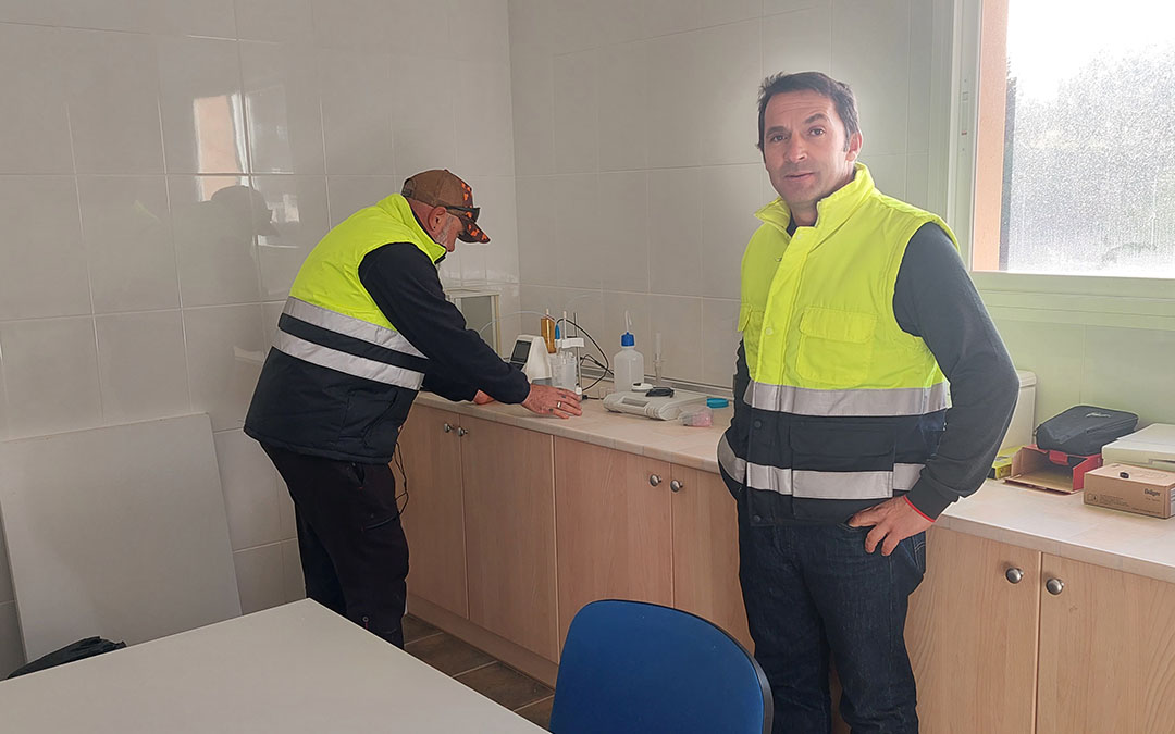 Las instalaciones cuentan con un laboratorio en el que se llevan a cabo diferentes analíticas y pruebas./ J.L.