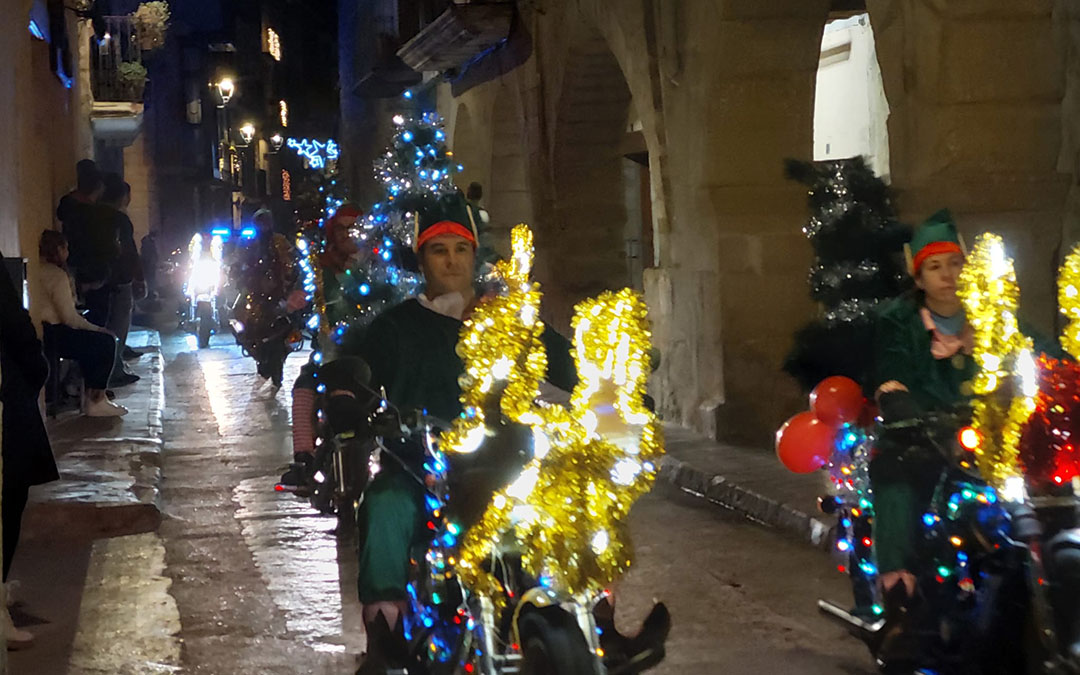 Los Moteros de Valderrobres han escoltado a Papá Noel./ J.L.