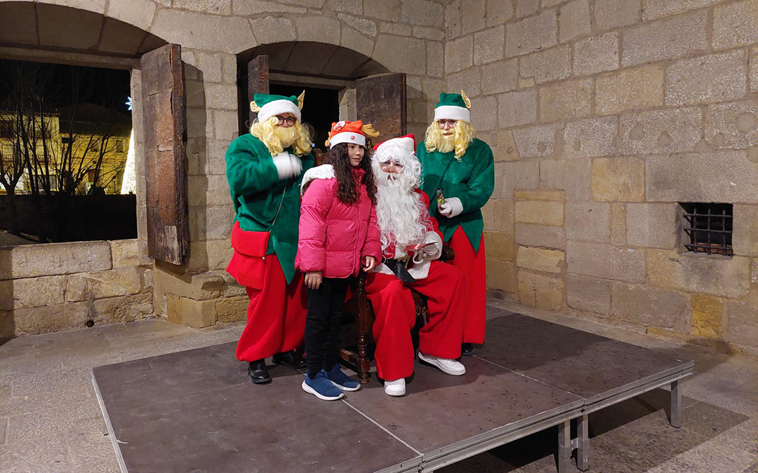 Papá Noel ha saludado a los niños valderrobrenses./ J.L.