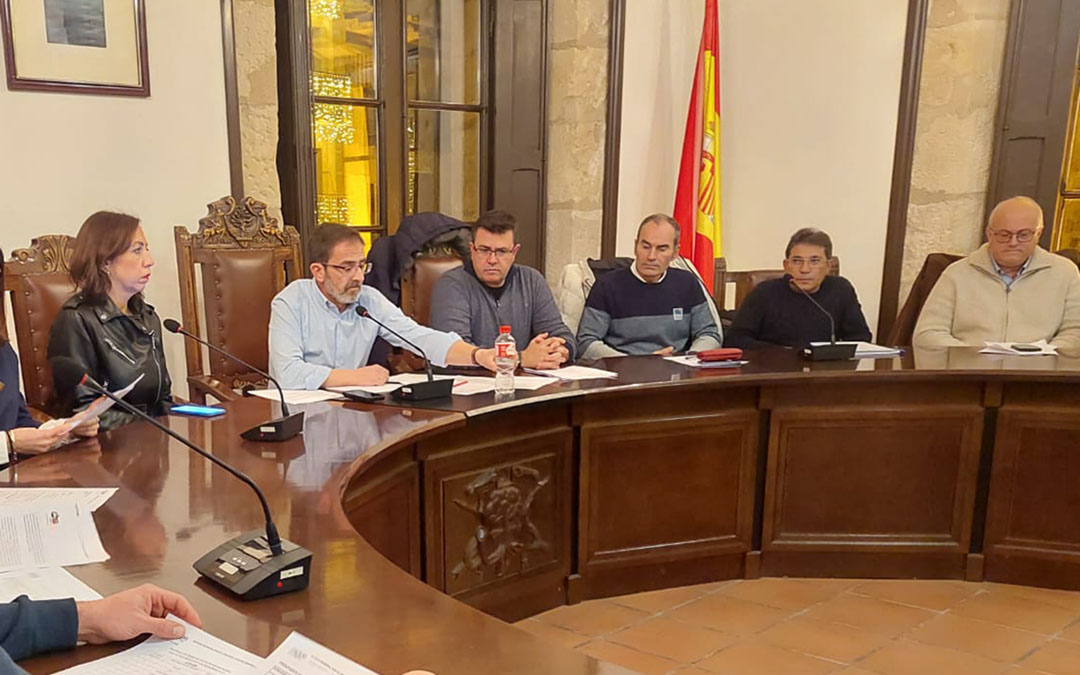 Los presupuestos salieron a favor con el voto afirmativo de los 7 concejales del PP, los 2 de CHA, el concejal del PSOE y la abstención del edil del PAR./ J.L.