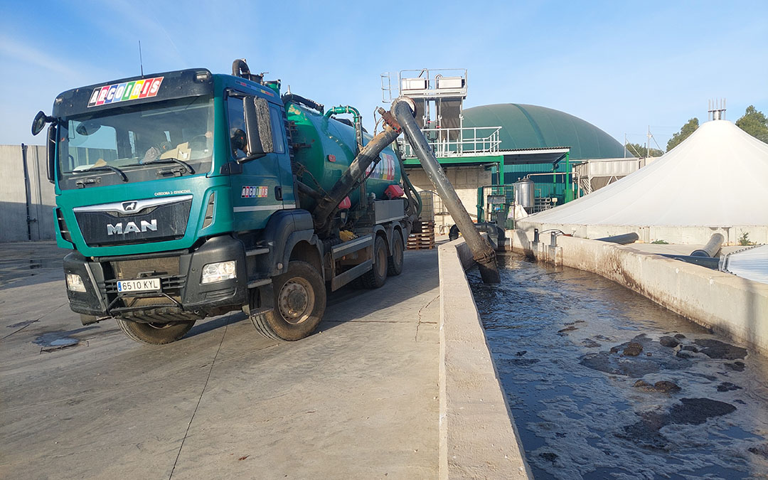 Uno de los camiones que transportan purín descargándolo en las instalaciones de Valderrobres la pasada semana./ J.L.