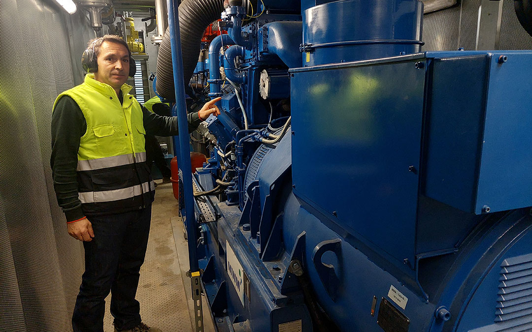 Las instalaciones cuentan con un generador para producir electricidad. En la imagen Mariano Mínguez, encargado. / J.L.