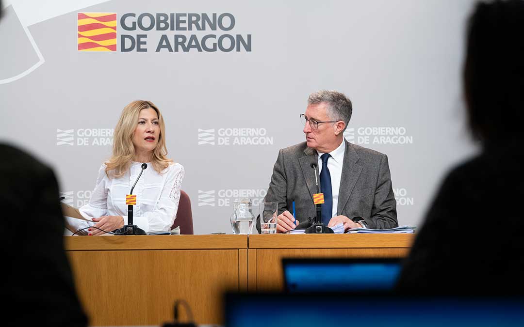 La vicepresidenta del ejecutivo autonómico, Mar Vaquero, junto al consejero de Medio Ambiente y Turismo, Manuel Blasco / Fabián Simón