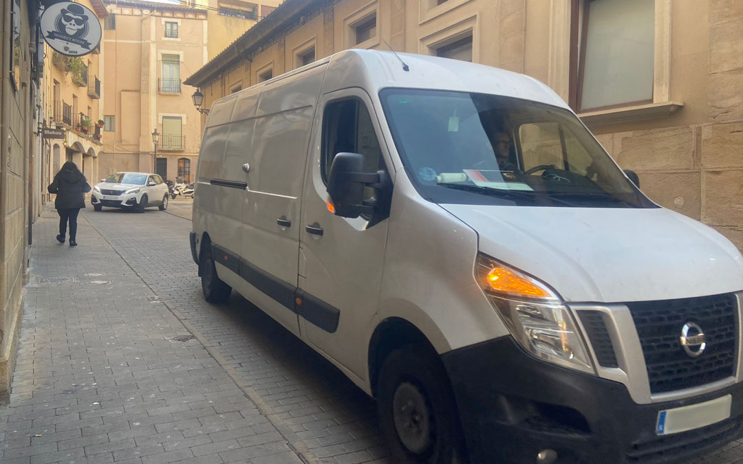 Vehículos circulando por la calle Pruneda de Alcañiz/ M.M.R.