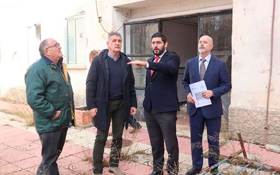 Visita al antiguo cuartel de la Guardia Civil de Utrillas./DGA