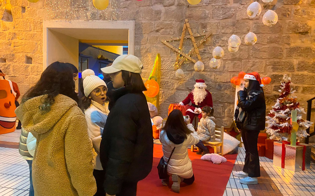 Los alcañizanos han hecho cola para fotografiarse con Papá Noel./ M.M.R.