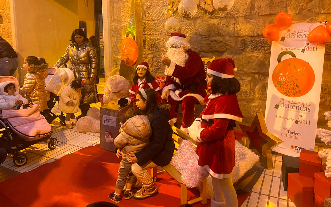 Los más pequeños se han fotografiado con Papá Noel./ M.M.R.