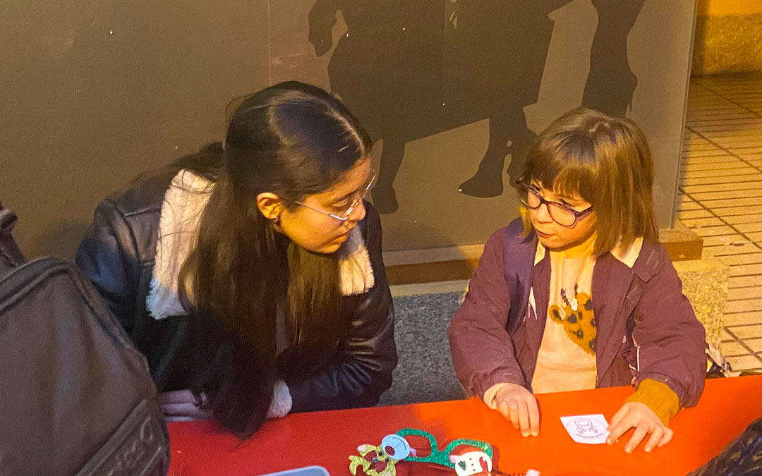 Los alumnos han ayudado con las chapas./ M.M.R.