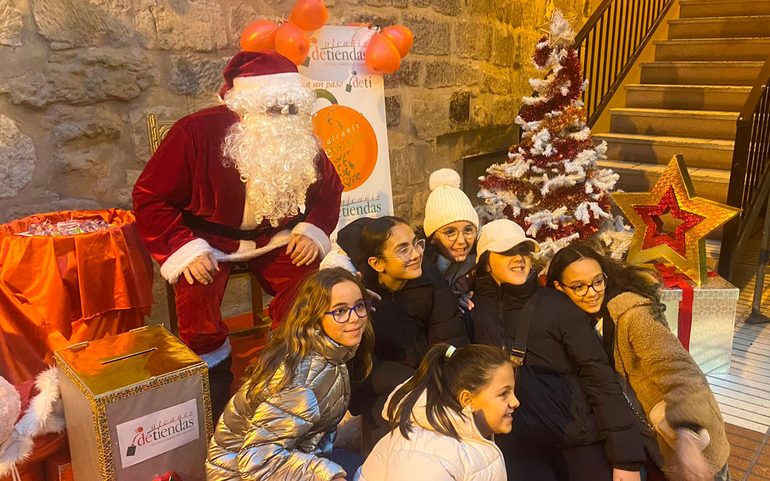 Papá Noel posa junto a varios jóvenes alcañizanos./ M.M.R.