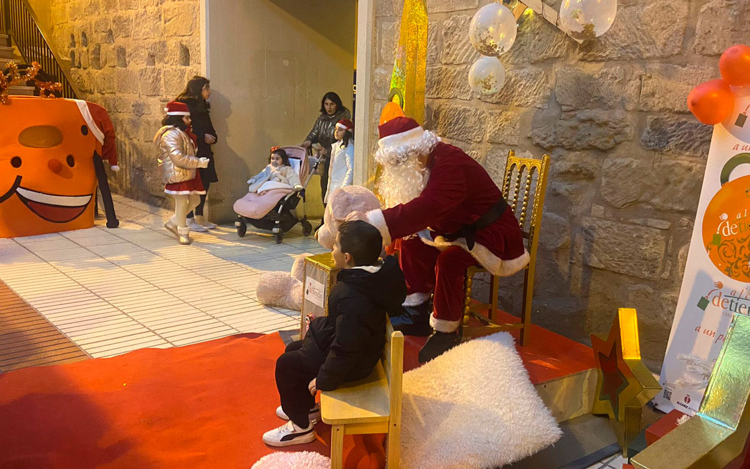 Papá Noel en su visita a Alcañiz./ M.M.R.