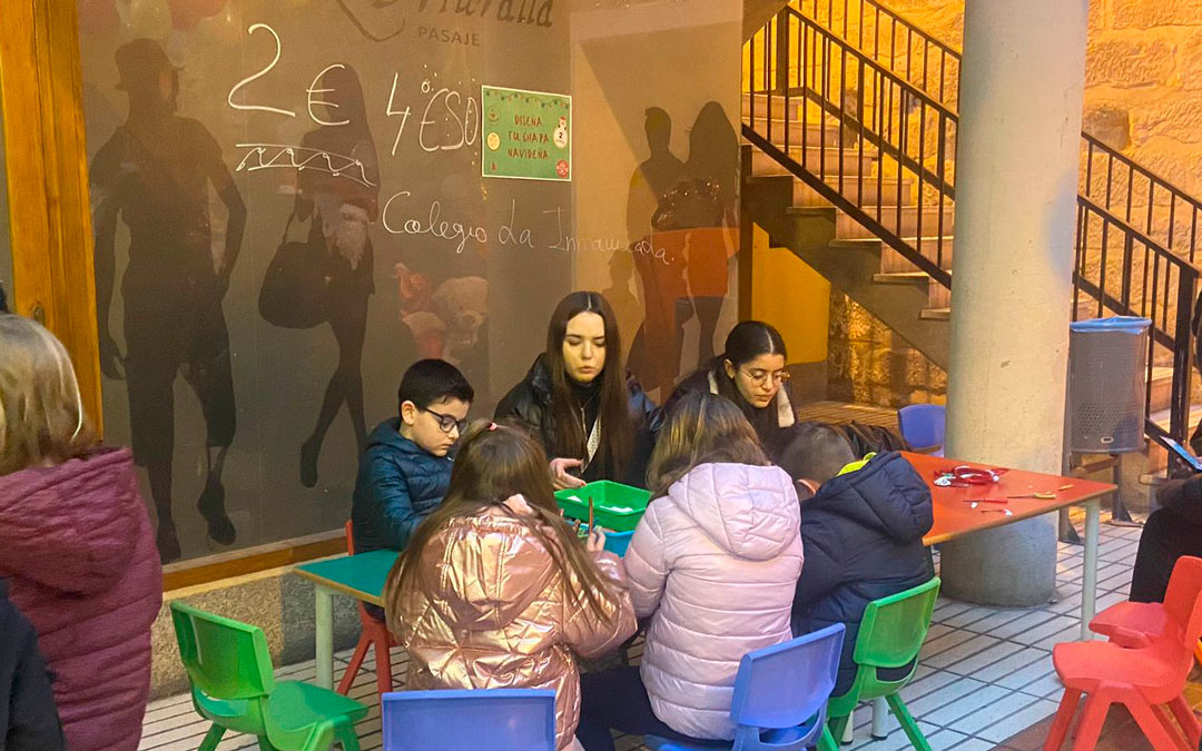 Los alumnos de 4º de la ESO del Colegio La Inmaculada han preparado un taller de chapas./ M.M.R.