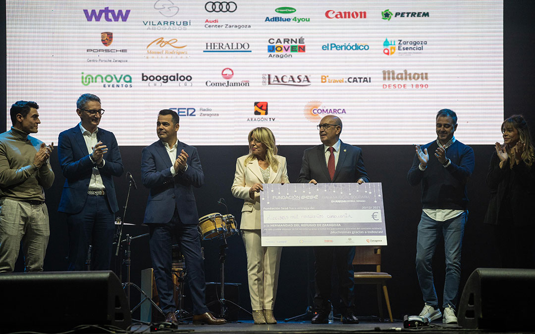Ana Sesé entregó el cheque con los 16.450 euros recaudados a Santiago Sánchez, hermano mayor de la Hermandad del Refugio, para el proyecto Gota de Leche. / Javier Povar
