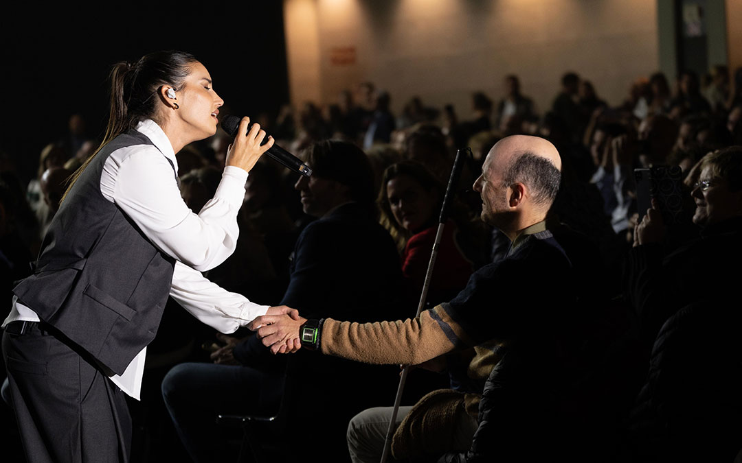 India Martínez cerró la noche con un recital en el que no dudó en bajar a cantar entre un público entregado. / Javier Povar