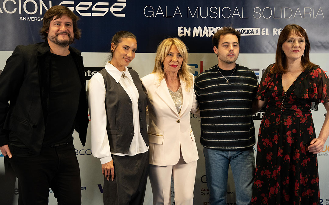 Luis Cebrián, conductor de la VI Gala Musical Solidaria; junto a India Martínez; la presidenta de Fundación Sesé, la urreana Ana Sesé; DePol y María José Hernández. / Javier Povar