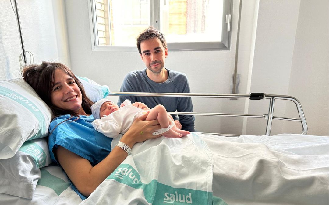 Vera, el primer bebé del año nacido en el Hospital Universitario Miguel Servet, junto a sus padres María Teresa y Carlos./ DGA