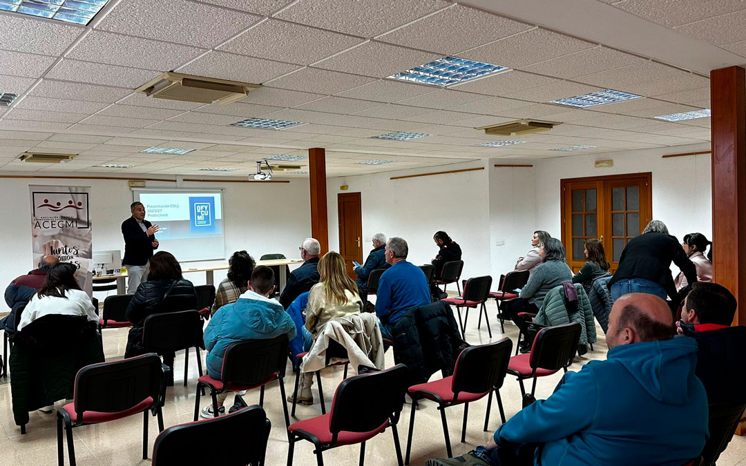 La charla-café reunió a en torno a 30 empresarios de la zona./ OFYCUMI