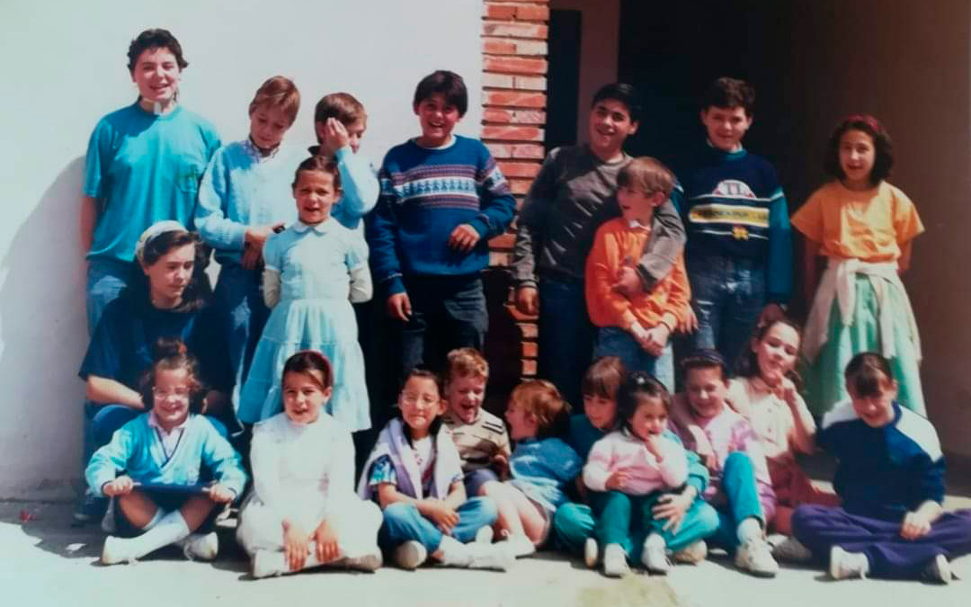 En los 90 más de 20 niños iban a la escuela, entre ellos, algunos de los padres que ahora posan en el mismo lugar: Eli, Juanjo, Inma y Mari Carmen. /L.C.
