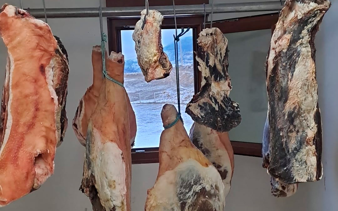 Aunque cada vez menos familias y empresas lo hacen, el secado natural requiere de un saber que aporta gran calidad. /N.A.