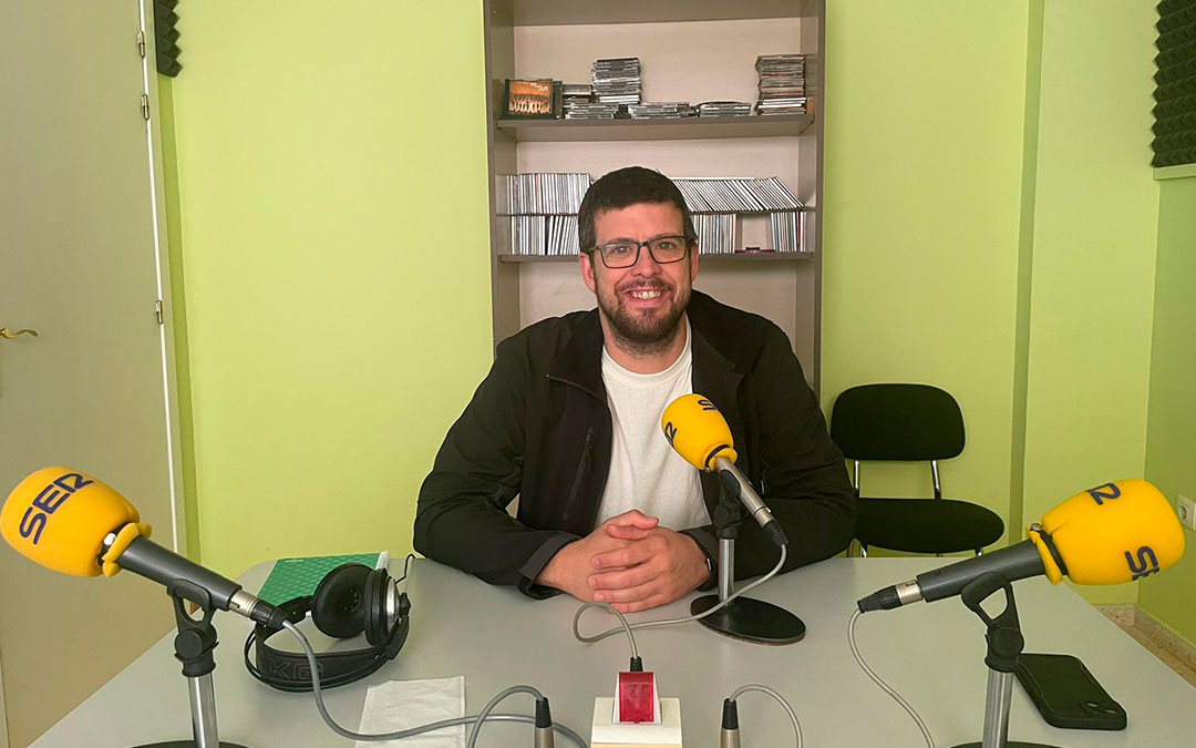 Abraham Martínez en Radio Caspe./ S.F.