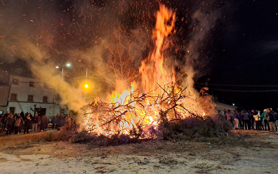 Juntos y bien pegados a las brasas de la hoguera de San Antón vivieron la noche del sábado los vecinos de Aguaviva./ Nerea Altaba