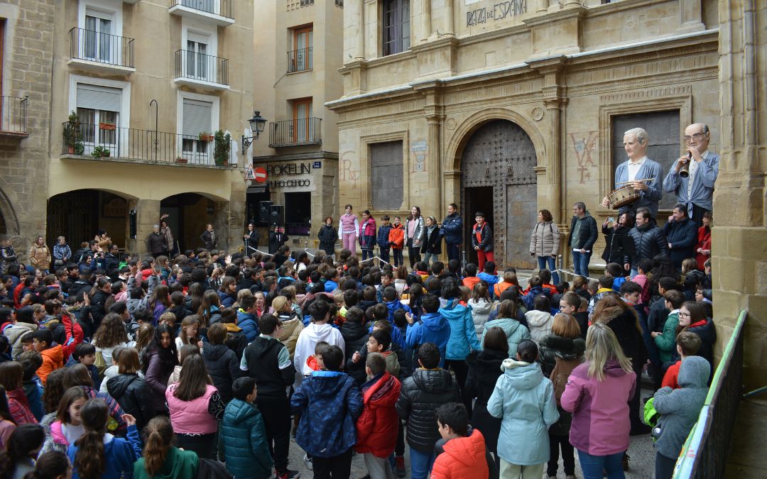 Instante del acto para conmemorar Día Escolar de la No Violencia y la Paz en Alcañiz./ C.O.
