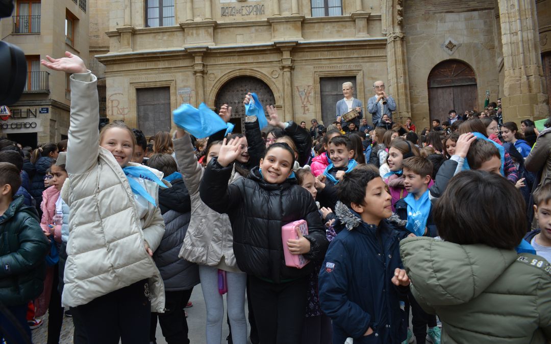 Estudiantes en el acto para conmemorar el Día Escolar de la No Violencia y la Paz./ C.O.