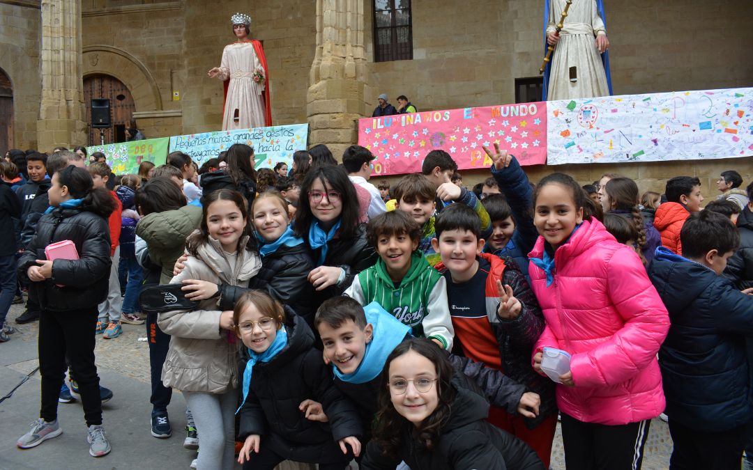 Estudiantes en el acto para conmemorar el Día Escolar de la No Violencia y la Paz./ C.O.