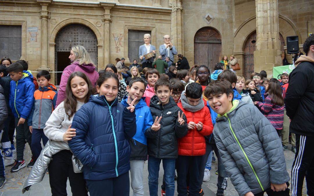 Estudiantes en el acto para conmemorar el Día Escolar de la No Violencia y la Paz./ C.O.