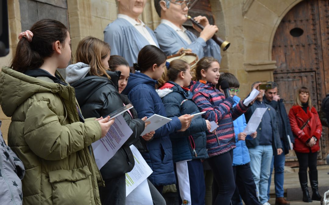 Algunos escolares leyeron manifiestos que ellos mismos escribieron en clase./ C.O.