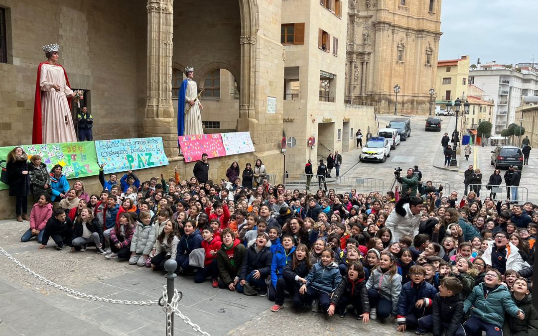 Estudiantes de los cinco colegios de Alcañiz participaron en el acto./ C.O.