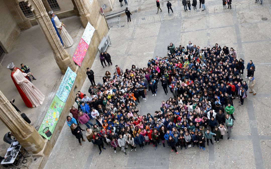 Estudiantes de los cinco colegios de Alcañiz participaron en el acto./ C.O.