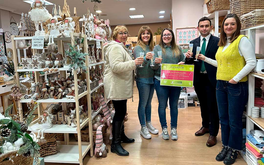 Pueyos Ortín y Cristina Pérez recogiendo su diploma de manos de Anabel González, de Alcañiz de Tiendas; Adrián Galindo, de Caja Rural de Teruel; y Laura Abadía, del departamento comercial de La COMARCA. / L.C.