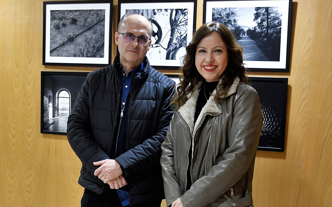 Juan Carlos Juárez y Sonia Celma delante de algunas fotografías de la alcañizana visitables en la Biblioteca Municipal de Alcañiz. / L.C.