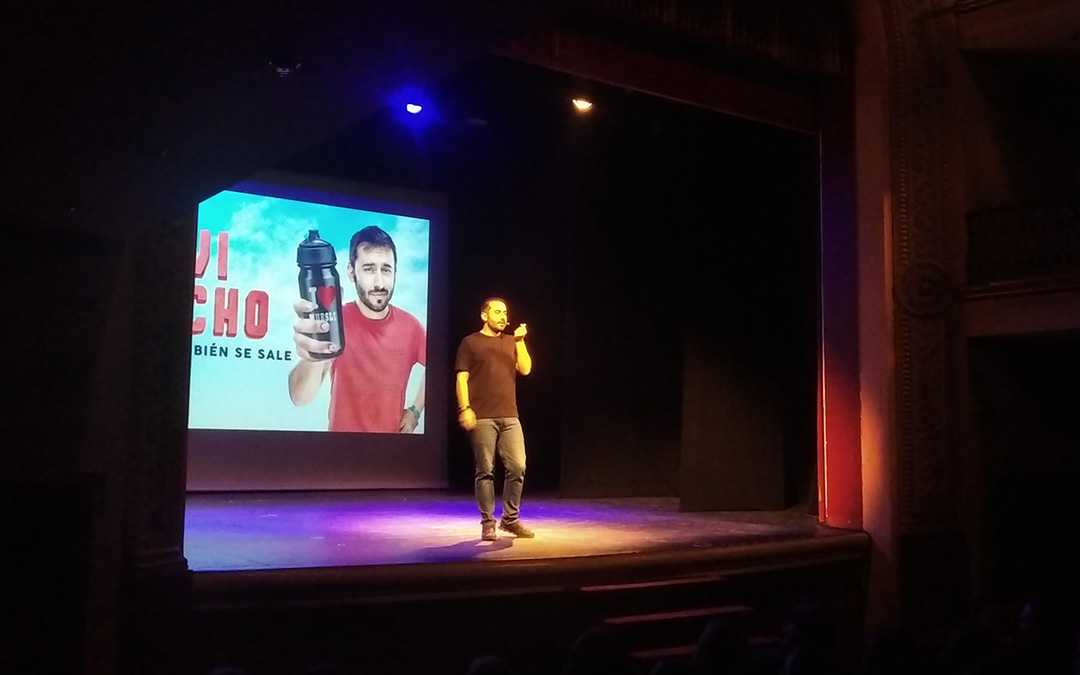 Javi Sancho en una de las muchas interacciones que protagonizó con el público de Alcañiz que abarrotó el Teatro. / B.S.V.