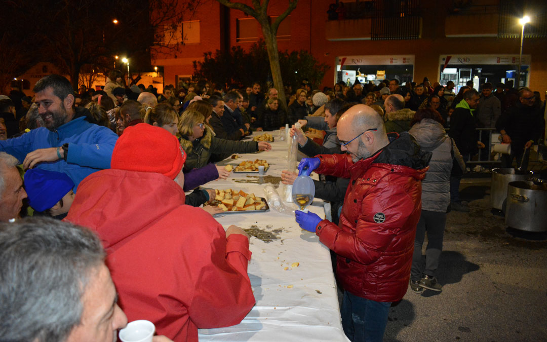 No faltó el tradicional reparto de ron quemado y tortada en Alcañiz./ Iulia Marinescu